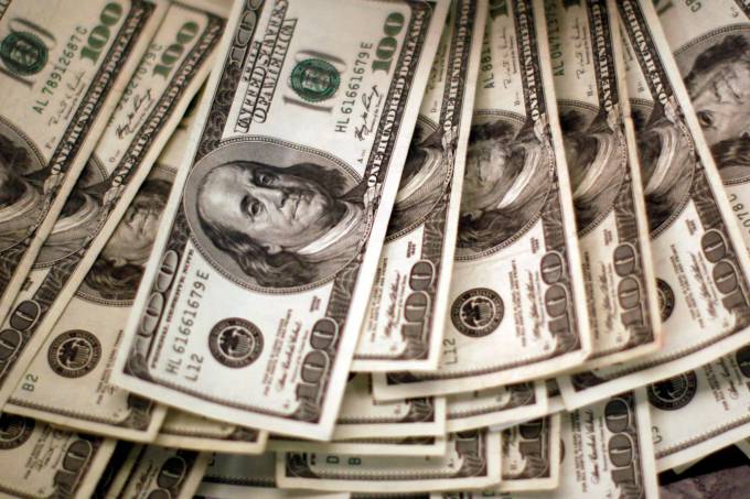 dólar cai pela sexta vez consecutiva e fecha na mínima em um mês