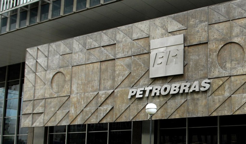 ações da petrobras sofrem com políticas de preços